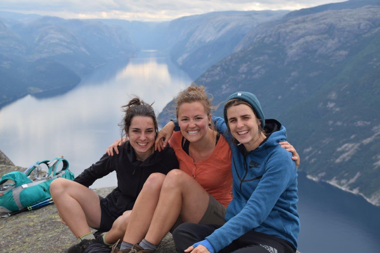 KrisKras-de-meisjes-bij-preikestolen