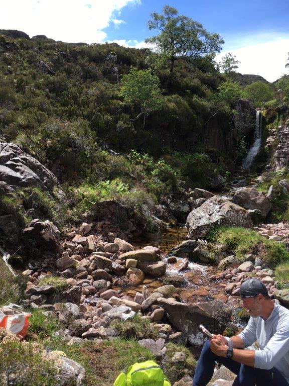 Pauze-bij-de-waterval