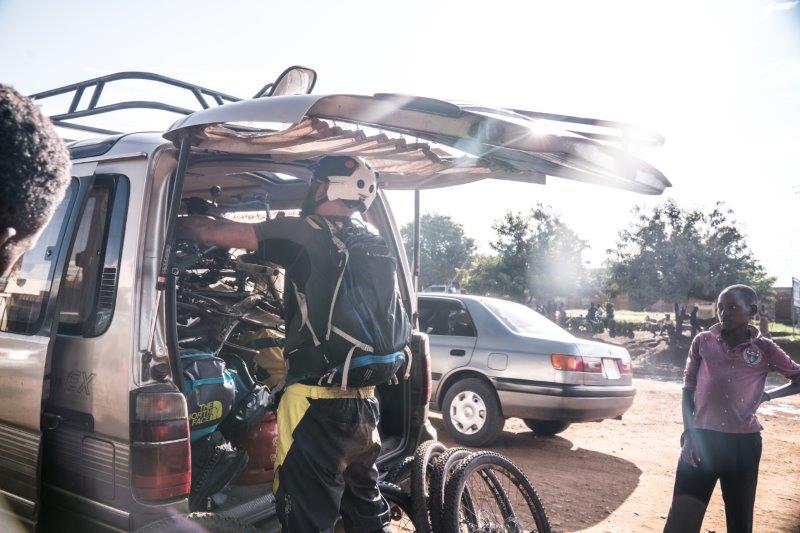 De-fietsen-in-de-Van-steken-in-Rwimi-op-dag-2.