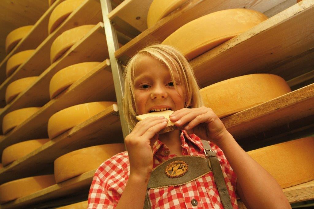 Bregenzerwald, tasting cheese at Alpe Brongen (c) Ludwig Berchtold_Vorarlberg Tourismus