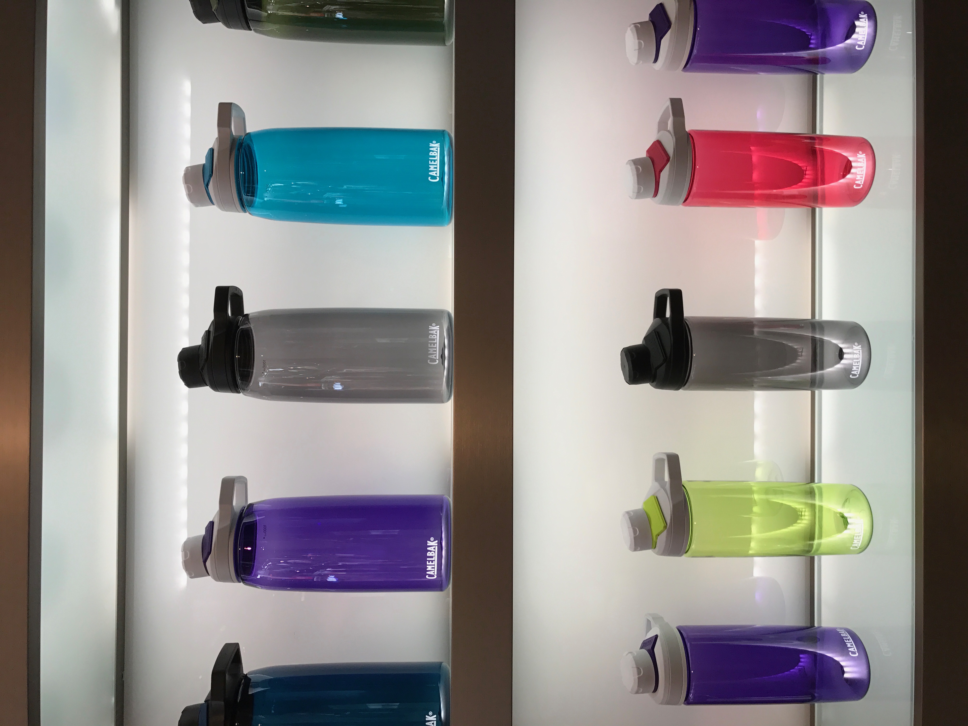 CAMELBAK-MAG-NETIC-.-Nu-dopje-met-magneet-zodat-bij-het-drinken-het-dopje-niet-meer-tegen-je-gezicht-valt.-Handig.