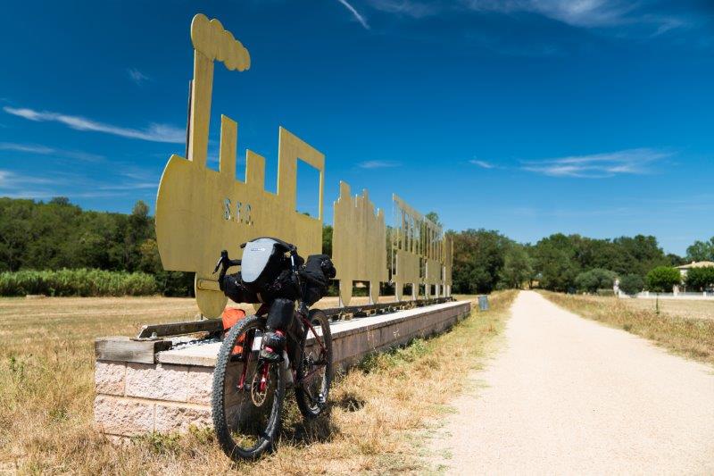 De-Ruta-del-Carrilet-is-het-stuk-tussen-Sant-Feliu-de-Guixols-en-Olot-dat-over-een-oude-spoorlijn-loopt.-Er-zijn-veel-leuke-barretjes-langs-de-weg-en-deze-‘trein’-net-voor-Gir