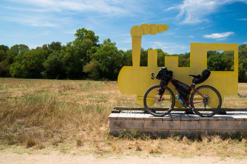 De-Ruta-del-Carrilet-is-het-stuk-tussen-Sant-Feliu-de-Guixols-en-Olot-dat-over-een-oude-spoorlijn-loopt.-Er-zijn-veel-leuke-barretjes-langs-de-weg-en-deze-‘trein’-net-voor-Giron