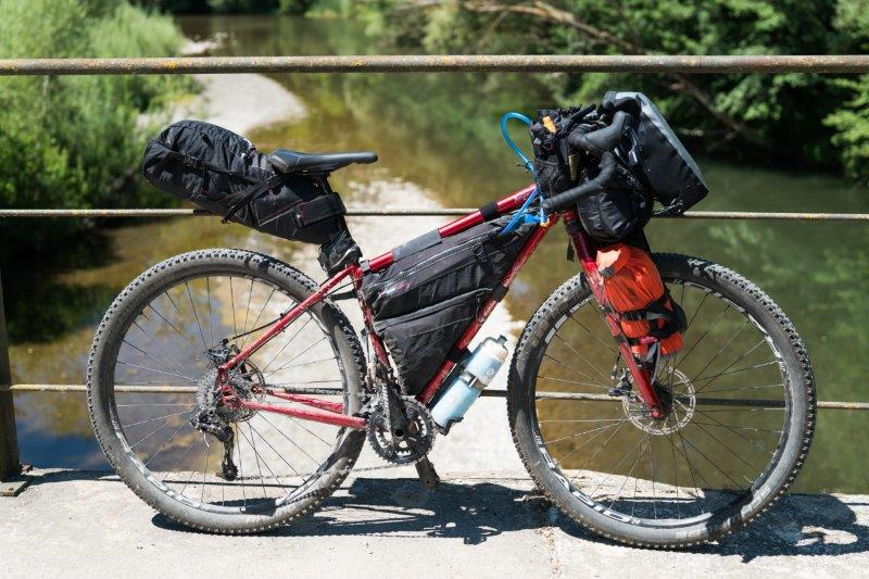 Een-dropbar-mountainbike-is-perfect-voor-deze-tocht-het-totale-extra-gewicht-dat-je-meezeult-aan-kleding-kampeergerief-en-tassen-komt-al-snel-uit-op-10-à-12-kilo.