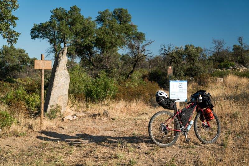 Een-menhir-op-het-stuk-tussen-La-Jonquera-en-Capmany-en-de-Alt-Emporda.