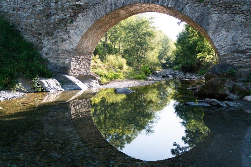 Een-paar-keer-moet-je-door-een-ondiepe-rivier-of-stroom-vergeet-je-sandalen-niet-mee-te-nemen.
