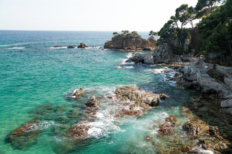 Een-van-de-Calas-tussen-Palamos-en-Platja-d’Aro.-De-rit-hier-is-eigenlijk-de-saaiste-en-drukste-van-heel-de-Pirinexus-doordat-je-op-de-drukke-kustweg-rijdt.