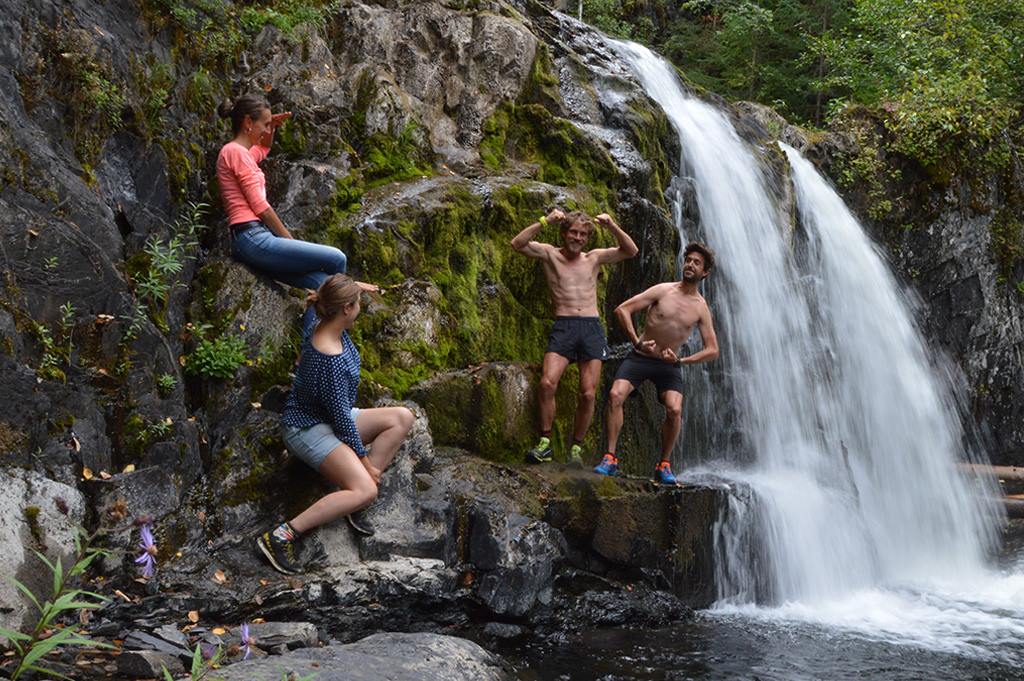 Post-run-douche-langs-de-Cassiar-Highway