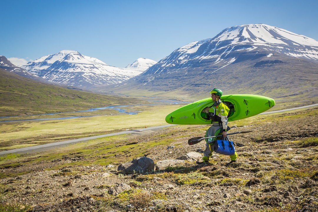 Todd Wells Wandelt Door Prachtig Landschap In Ijsland C Eric Parker Red Bull Content Pool Far Out