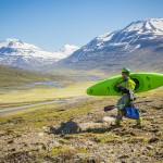Todd Wells wandelt door prachtig landschap in IJsland (c) Eric Parker, Red Bull Content Pool