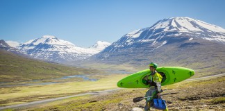 Todd Wells wandelt door prachtig landschap in IJsland (c) Eric Parker, Red Bull Content Pool
