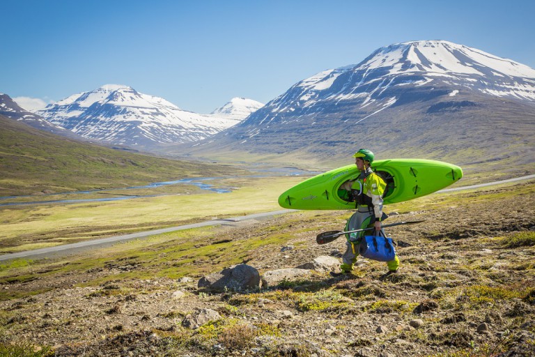 Todd Wells wandelt door prachtig landschap in IJsland (c) Eric Parker, Red Bull Content Pool