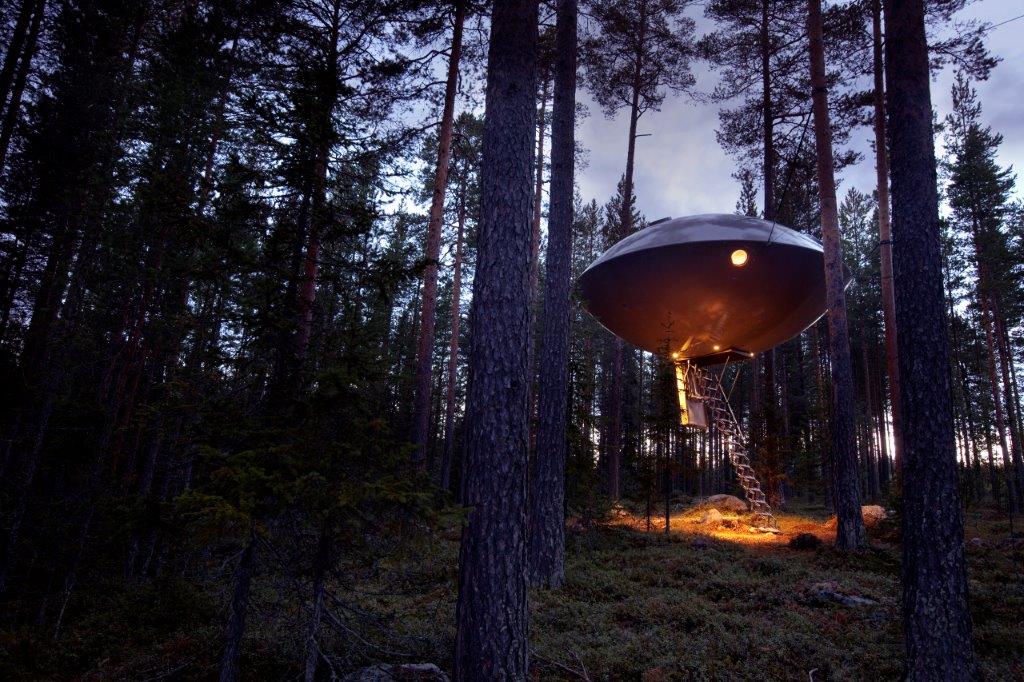Slapen als E.T. in de mooiste boomhut van Zweden