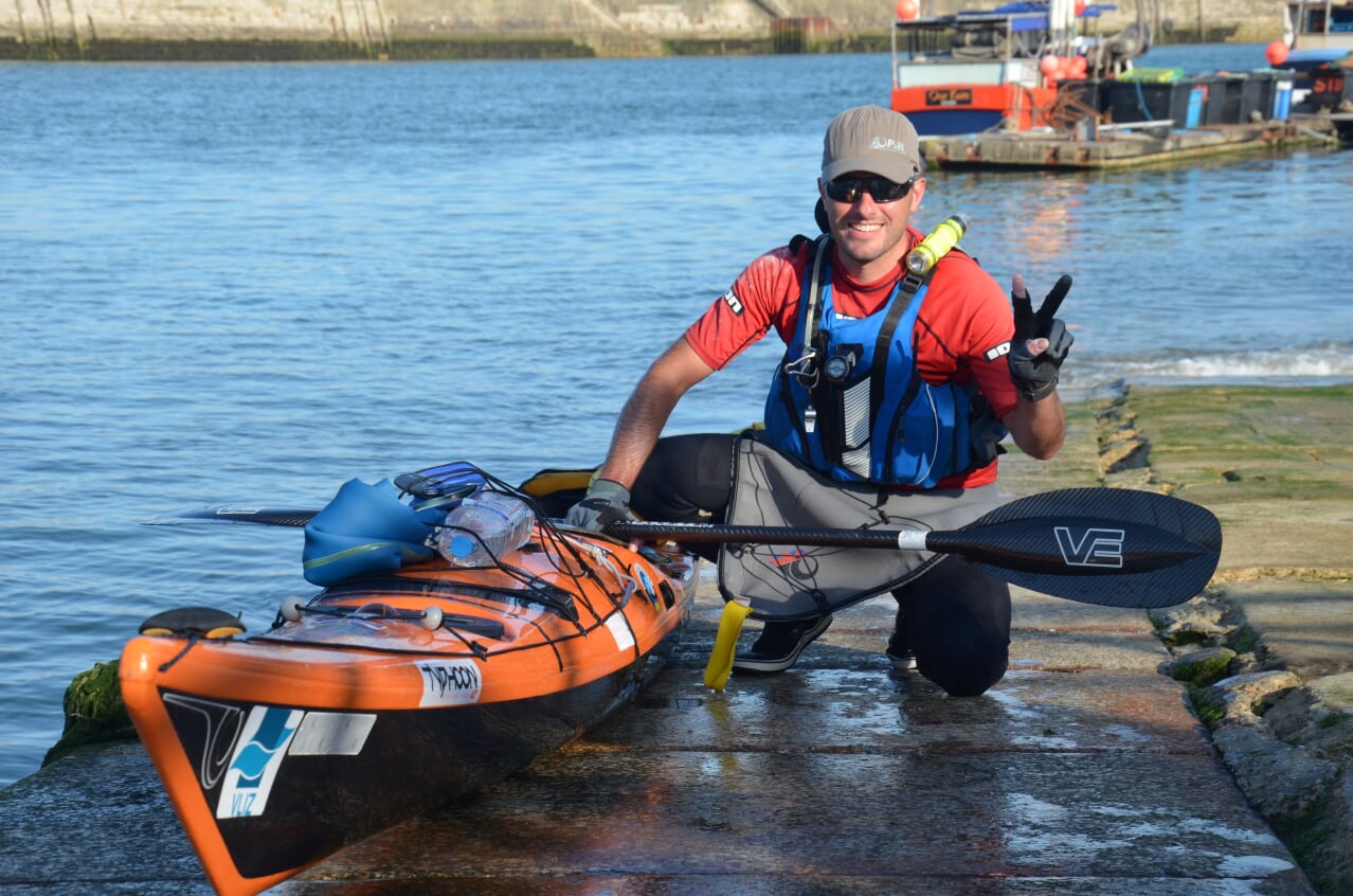 Dimitri Vandepoele steekt per zeekajak de Noordzee over in 17u48min
