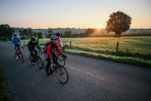 Crossborder Sunriser fietstocht tijdens zonsopgang