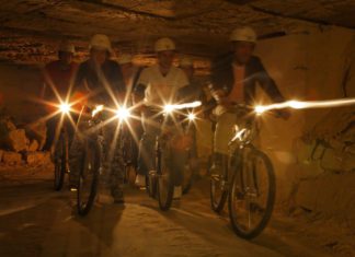 mountainbiken in de grotten van Valkenburg