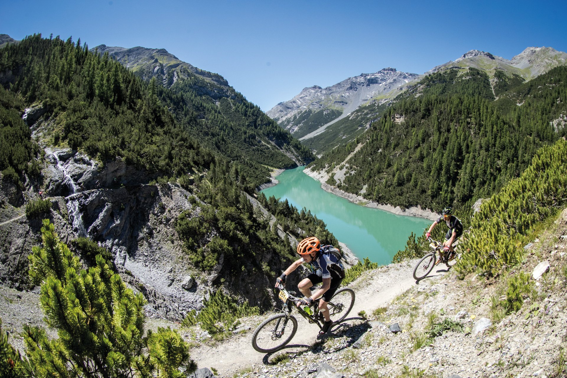 Merchandising geleidelijk Alstublieft Iconische mountainbikewedstrijden in de Alpen, een machtig decor