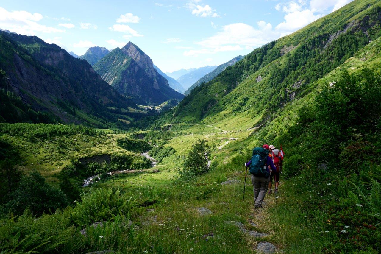 Wandelen in de Zwitserse Alpen, op zoek naar de bron van de Rijn