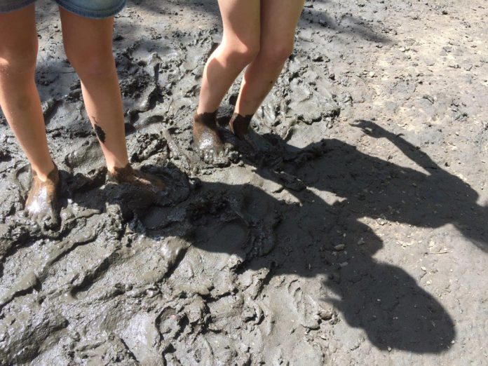 modder tussen je tenen blotevoetenpaden in Nederland