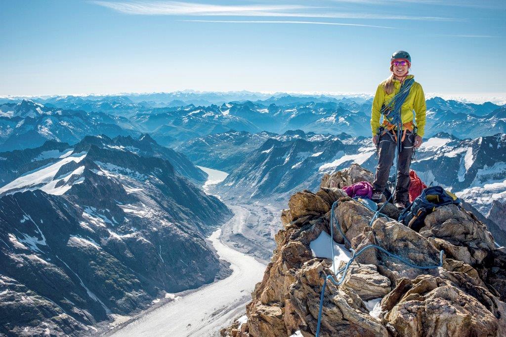 Kathelijne op een Zwitserse top tijdens 100% Women – Peak Challenge