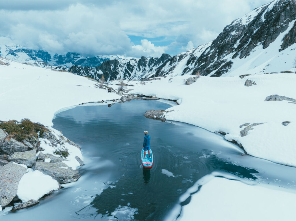 De Tongerse milieuactivist-avonturier Wim Pyl maakte een opmerkelijke Stand-Up Paddle (SUP) tocht over enkele van de hoogst gelegen Alpenmeren. Dit deed hij om meer bewustwording te creëren rond het cruciale belang van zuiver water en het behoud van onze vitale waterreserves.