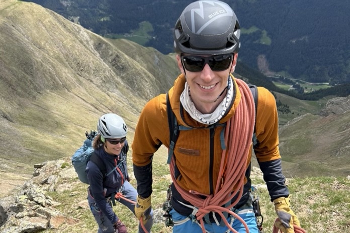 Blue Ice Blast Helmet getest: lichtgewicht voor lange klimdagen